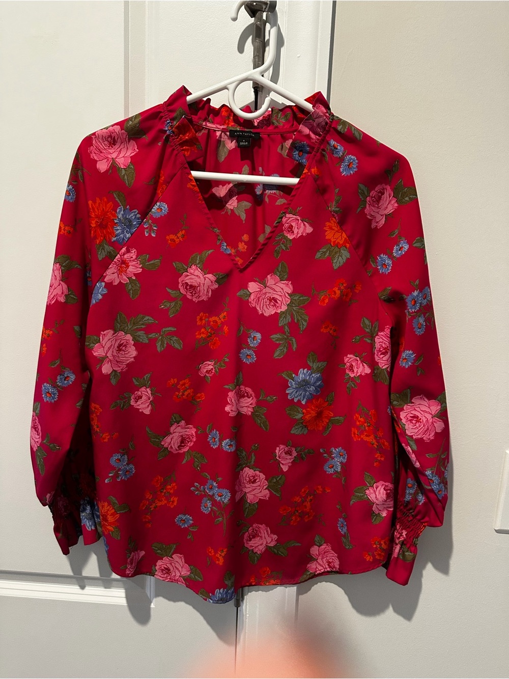 Ann Taylor Red Floral V-Neck Long Sleeve Blouse
